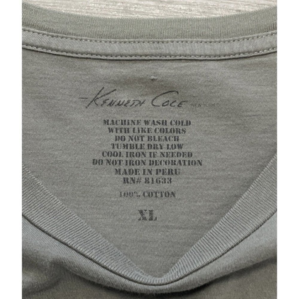 Kenneth Cole Gray tee  Does An Open Mind Let More In? Size XL Statement Shirt - Picture 3 of 3